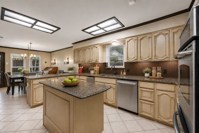 4008 Fairlakes Drive, Dallas, TX 75228