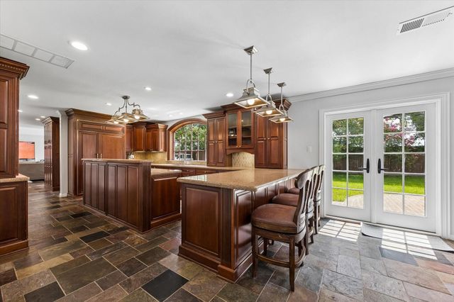 934 Moss Spring Lane, Hedwig Village, TX 77024