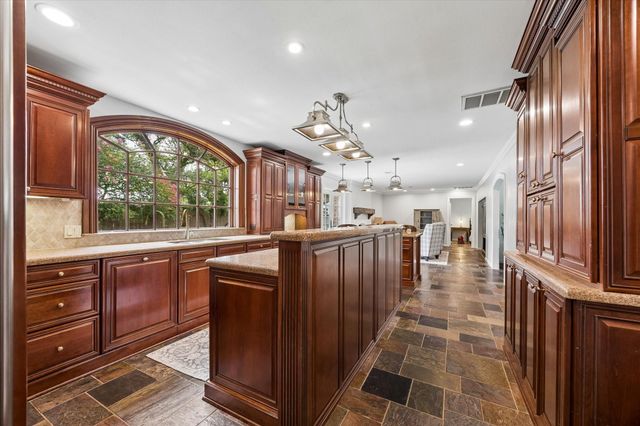 934 Moss Spring Lane, Hedwig Village, TX 77024