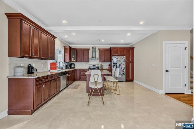 809 Edgewood Lane, Fort Lee, NJ 07024