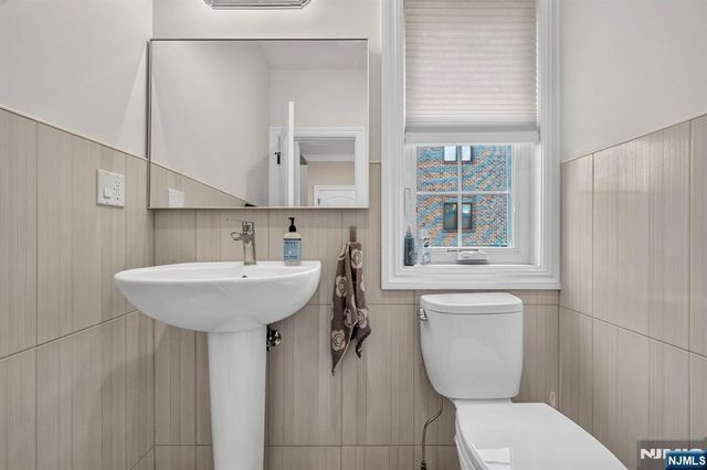 809 Edgewood Lane, Fort Lee, NJ 07024