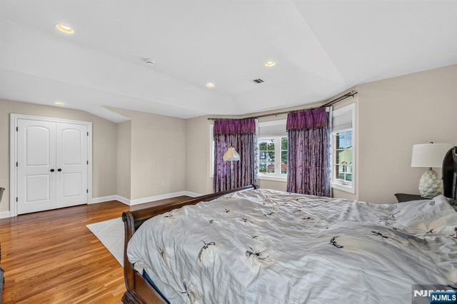 809 Edgewood Lane, Fort Lee, NJ 07024