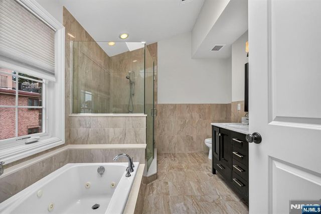 809 Edgewood Lane, Fort Lee, NJ 07024