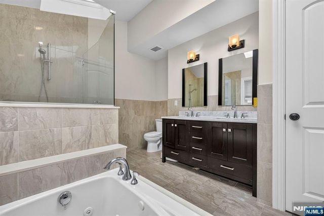 809 Edgewood Lane, Fort Lee, NJ 07024