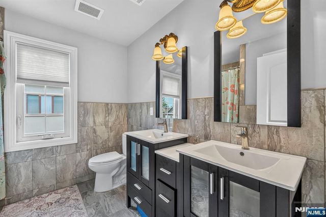 809 Edgewood Lane, Fort Lee, NJ 07024