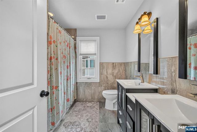 809 Edgewood Lane, Fort Lee, NJ 07024