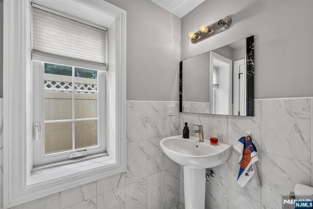 809 Edgewood Lane, Fort Lee, NJ 07024