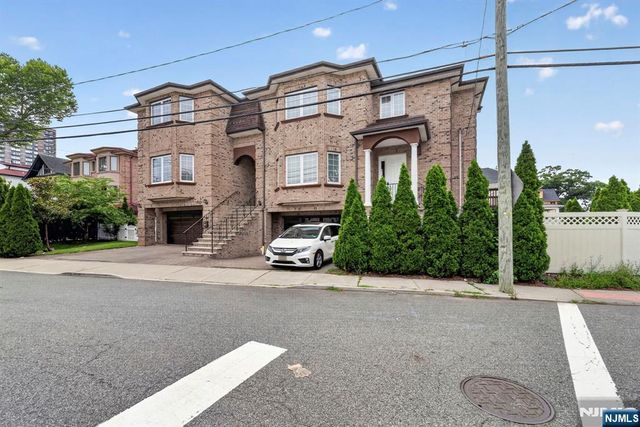 809 Edgewood Lane, Fort Lee, NJ 07024