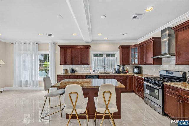 809 Edgewood Lane, Fort Lee, NJ 07024