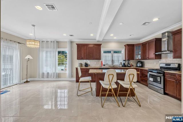 809 Edgewood Lane, Fort Lee, NJ 07024