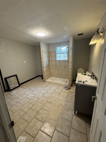 205 W Bond Street, Denison, TX 75020