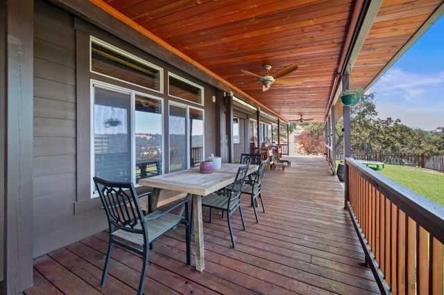 1560 Pinto Dr, Angels Camp, CA 95222