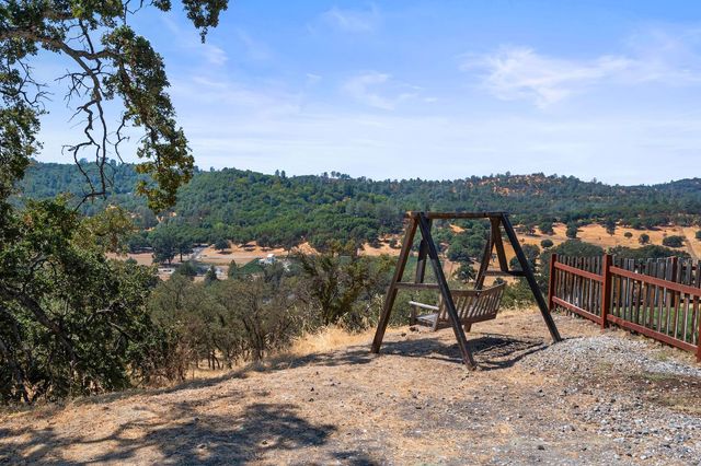 1560 Pinto Dr, Angels Camp, CA 95222