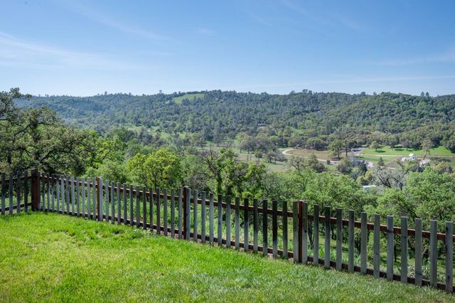 1560 Pinto Dr, Angels Camp, CA 95222