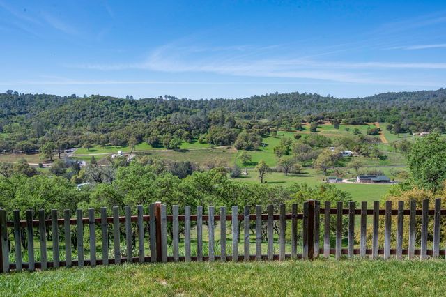 1560 Pinto Dr, Angels Camp, CA 95222