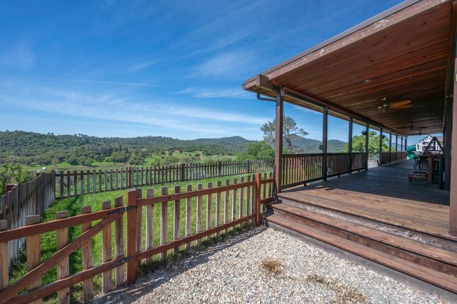 1560 Pinto Dr, Angels Camp, CA 95222