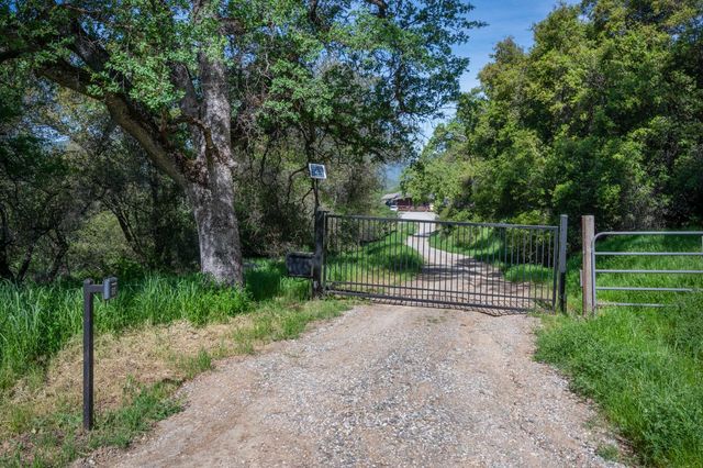 1560 Pinto Dr, Angels Camp, CA 95222