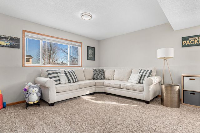 326 Braeburn Drive, Shakopee, MN 55379