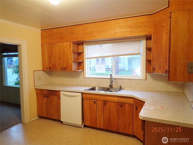 102 W Emerson Avenue, Hoquiam, WA 98550