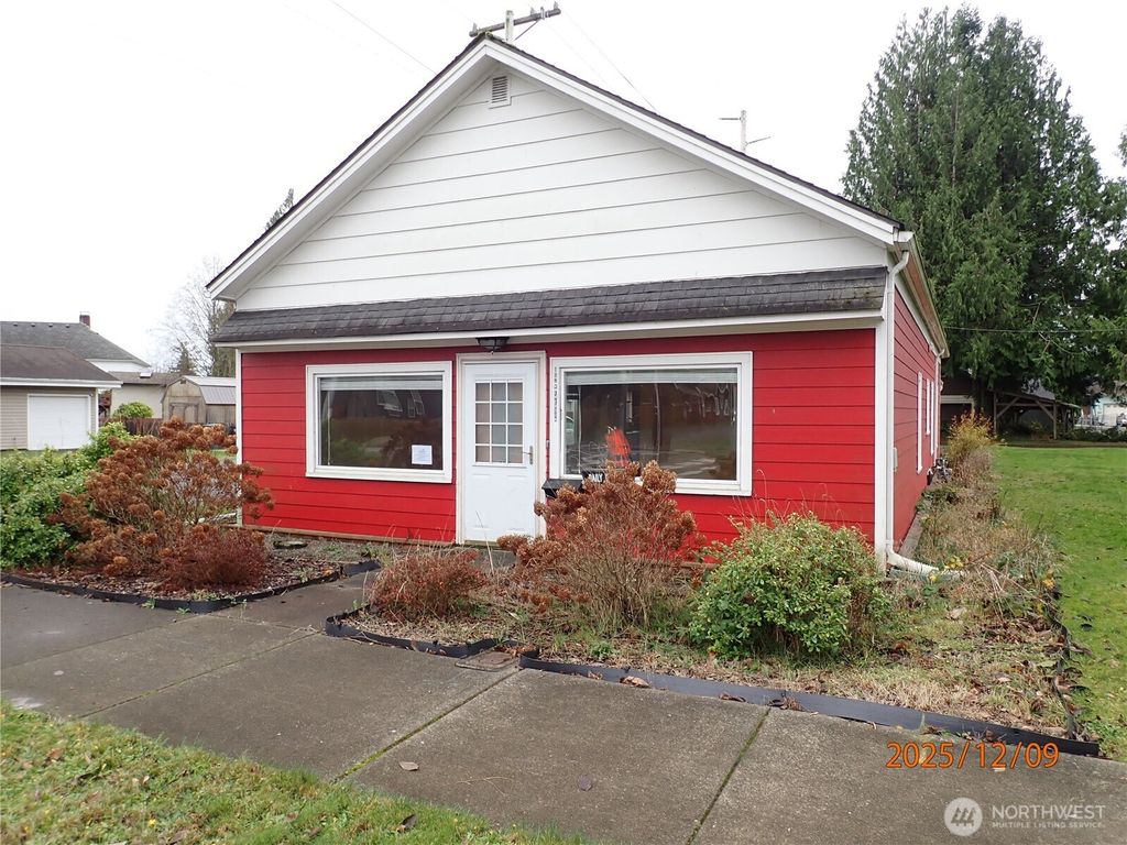 102 W Emerson Avenue, Hoquiam, WA 98550