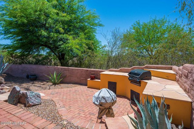 778 E Well Rock Place, Green Valley, AZ 85614