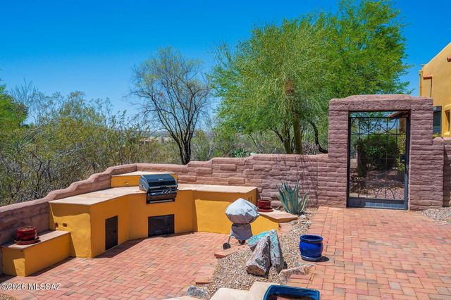 778 E Well Rock Place, Green Valley, AZ 85614