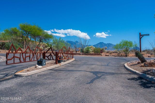778 E Well Rock Place, Green Valley, AZ 85614