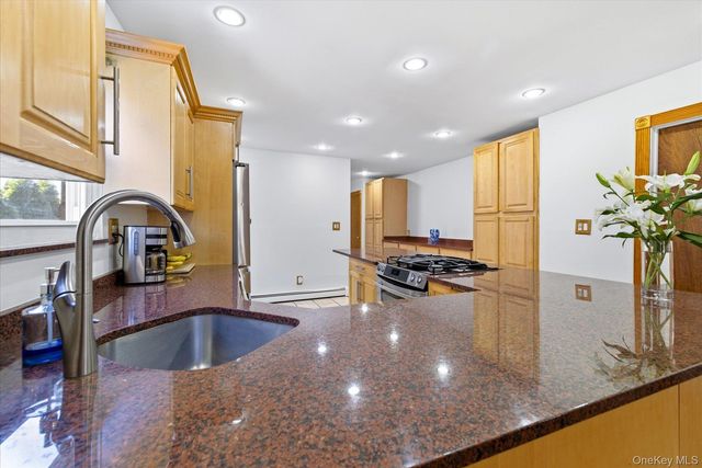 34 Vandewater Avenue, Floral Park, NY 11001