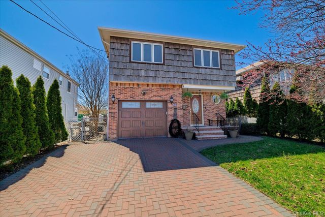 34 Vandewater Avenue, Floral Park, NY 11001