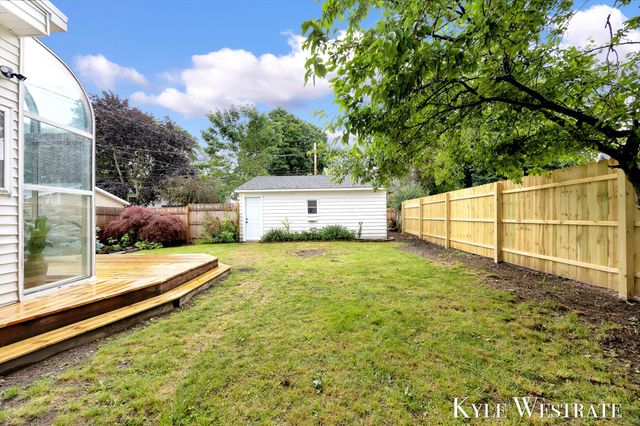 930 Powers Avenue NW, Grand Rapids, MI 49504