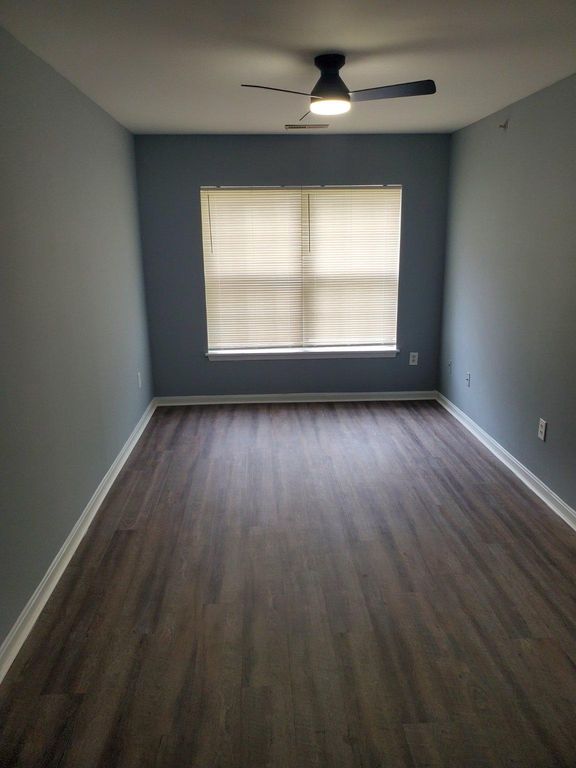 Image 2 of property listing at 4 BANYAN WOOD CT #304, Essex, MD 21221
