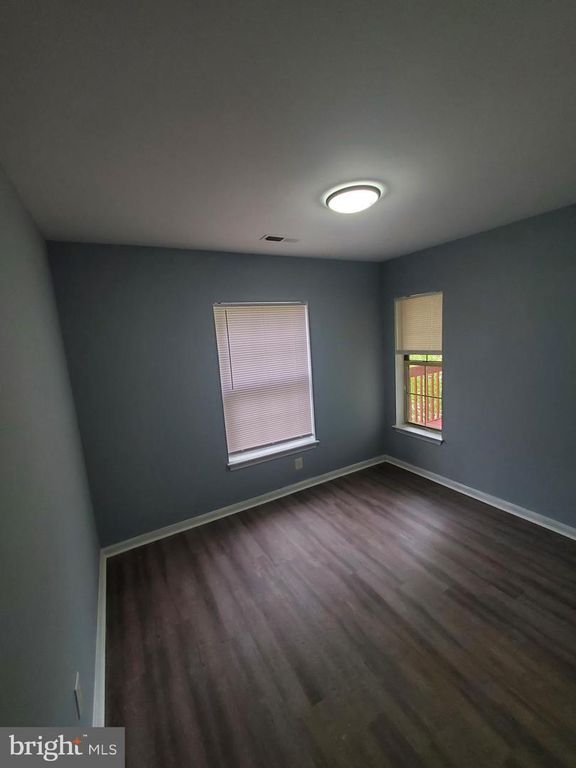 Image 4 of property listing at 4 BANYAN WOOD CT #304, Essex, MD 21221