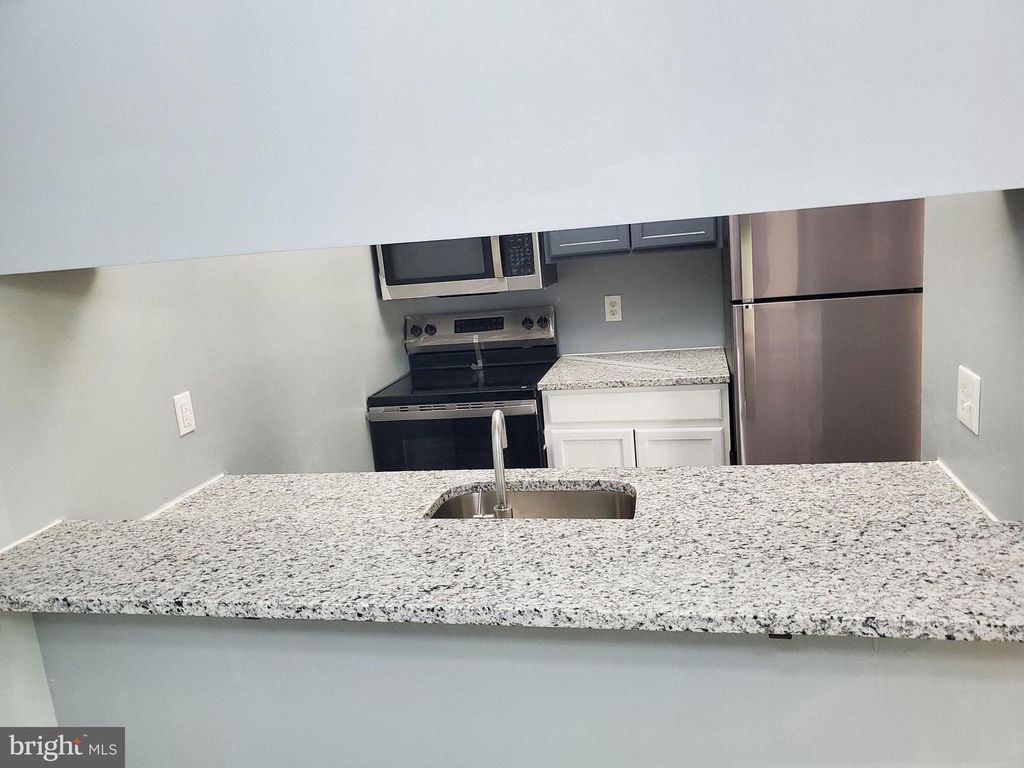 Image 5 of property listing at 4 BANYAN WOOD CT #304, Essex, MD 21221