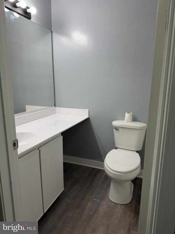 Image 7 of property listing at 4 BANYAN WOOD CT #304, Essex, MD 21221