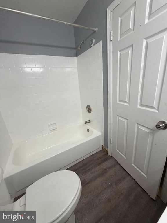 Image 8 of property listing at 4 BANYAN WOOD CT #304, Essex, MD 21221