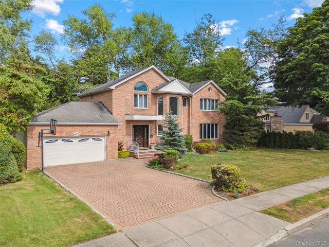 8 Percheron Lane, Roslyn Heights, NY 11577