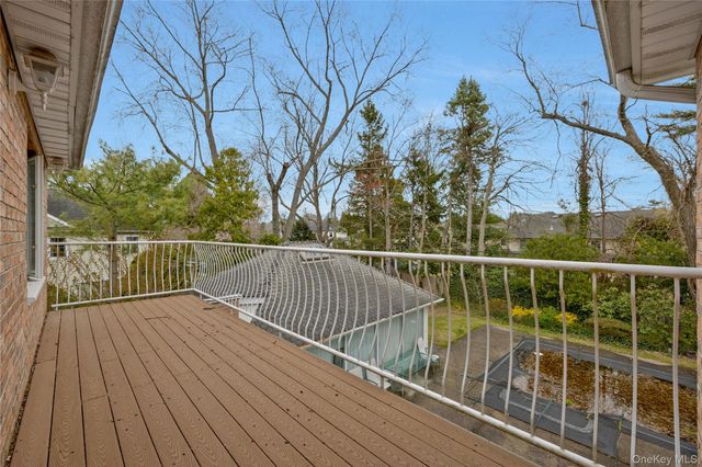 8 Percheron Lane, Roslyn Heights, NY 11577