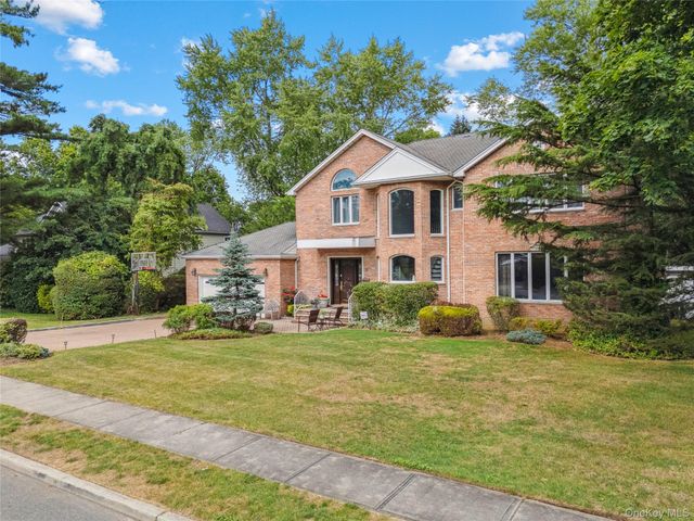 8 Percheron Lane, Roslyn Heights, NY 11577