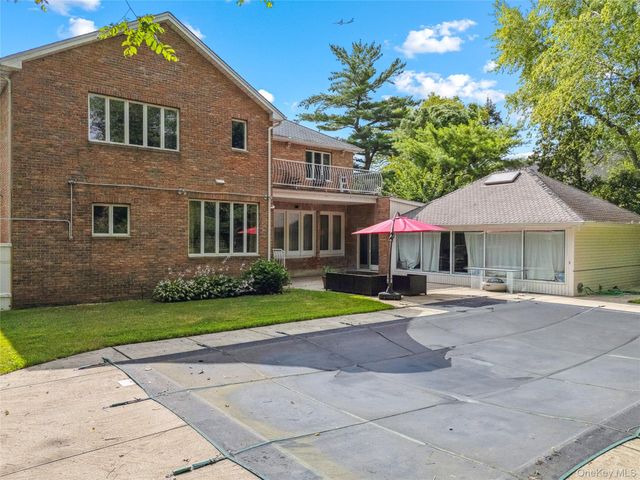 8 Percheron Lane, Roslyn Heights, NY 11577
