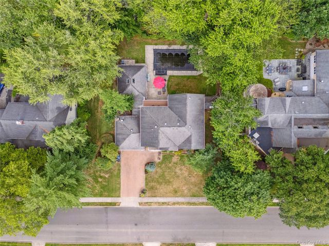 8 Percheron Lane, Roslyn Heights, NY 11577