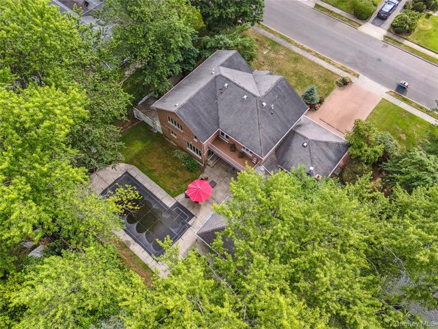 8 Percheron Lane, Roslyn Heights, NY 11577