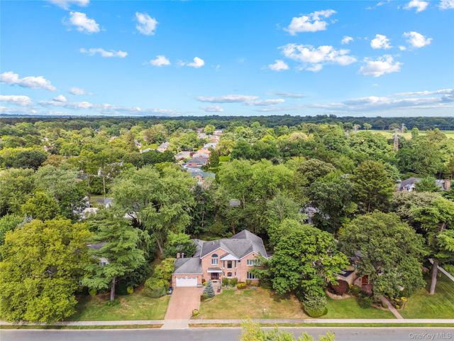 8 Percheron Lane, Roslyn Heights, NY 11577
