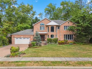 8 Percheron Lane, Roslyn Heights, NY 11577