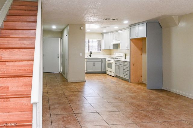 895 Flagstone Way, Las Vegas, NV 89110