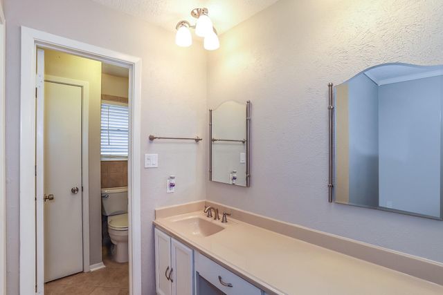 613 W Castle Harbour Drive, Friendswood, TX 77546