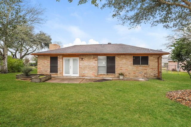 613 W Castle Harbour Drive, Friendswood, TX 77546