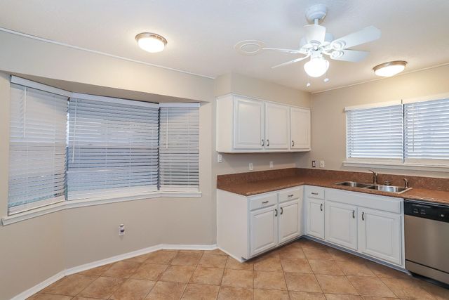 613 W Castle Harbour Drive, Friendswood, TX 77546