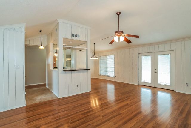 613 W Castle Harbour Drive, Friendswood, TX 77546