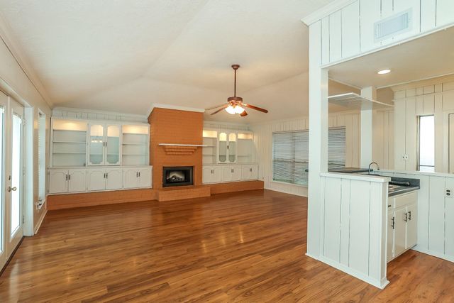 613 W Castle Harbour Drive, Friendswood, TX 77546