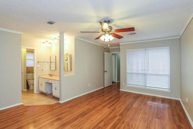 613 W Castle Harbour Drive, Friendswood, TX 77546